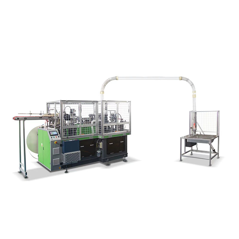 Préparation avant de démarrer la machine à gobelets en papier et travail pendant la production